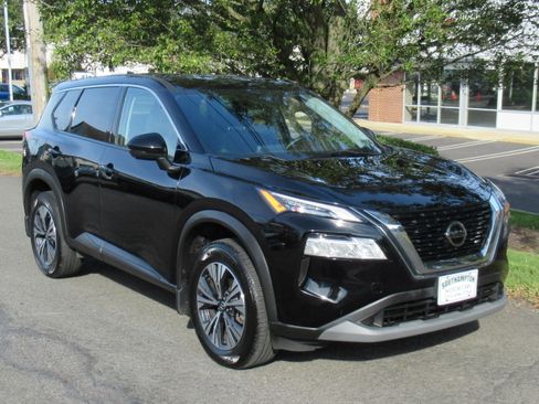 Used 2021 Nissan Rogue SV image 2