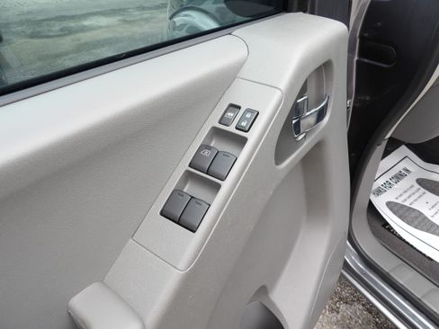 Used 2019 Nissan Frontier 2WD Crew Cab SV image 5