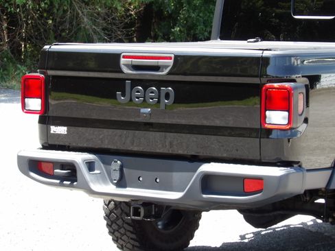 Used 2022 Jeep Gladiator Sport AWD/4WD image 13