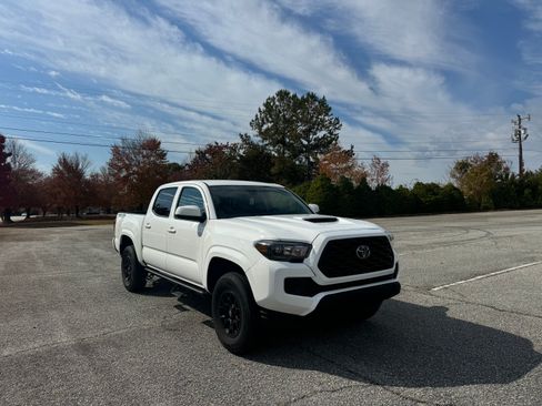 Used 2022 Toyota Tacoma SR image 2