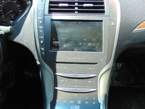 Used 2015 Lincoln MKZ image 18