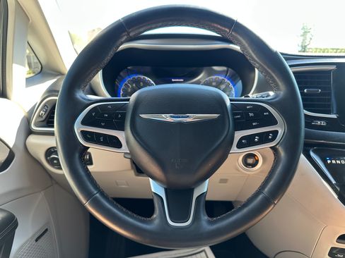 Used 2020 Chrysler Pacifica Touring-L Plus image 10