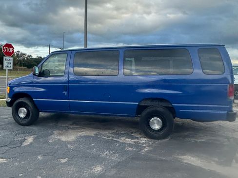 Used 2004 Ford E-350 and Econoline 350 XLT image 2