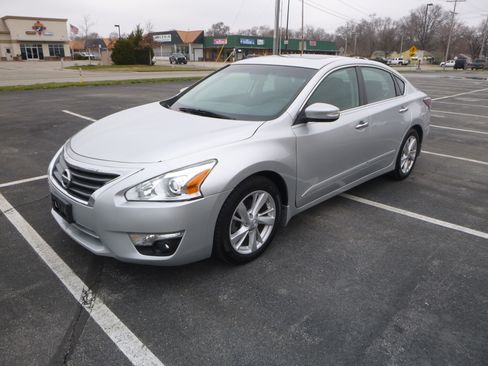 Used 2015 Nissan Altima 2.5 SV image 2
