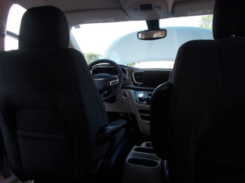 Used 2017 Chrysler Pacifica Touring FWD image 17