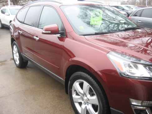 Used 2017 Chevrolet Traverse LT image 3