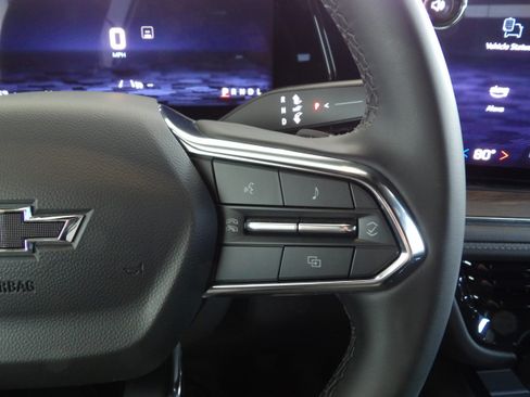 Used 2025 Chevrolet Suburban Z71 image 30