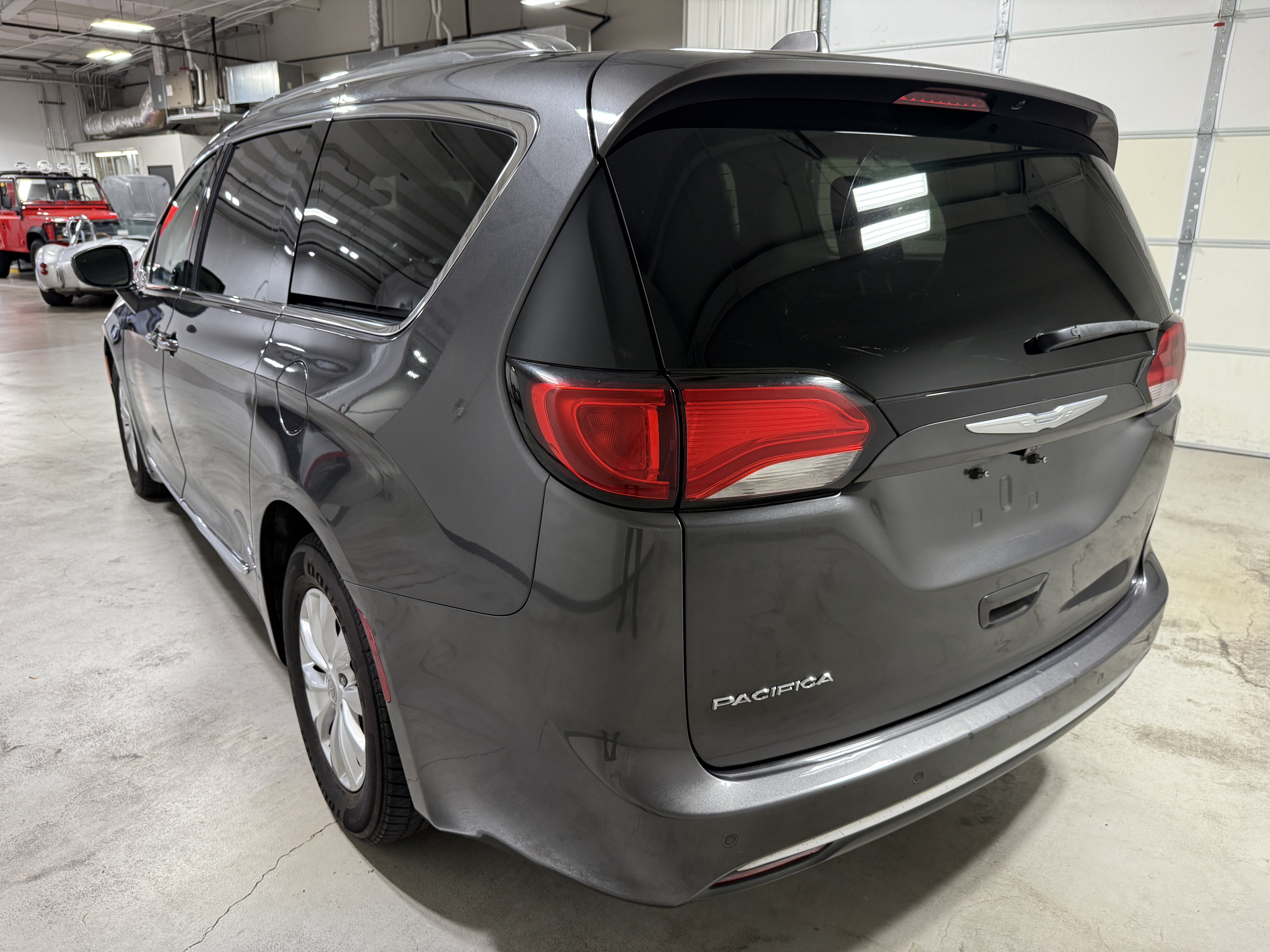 Used 2018 Chrysler Pacifica Touring-L FWD image 7