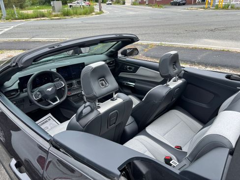 Used 2024 Ford Mustang Convertible RWD image 5