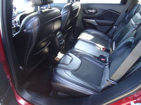 Used 2019 Jeep Cherokee 4WD Latitude Plus image 9
