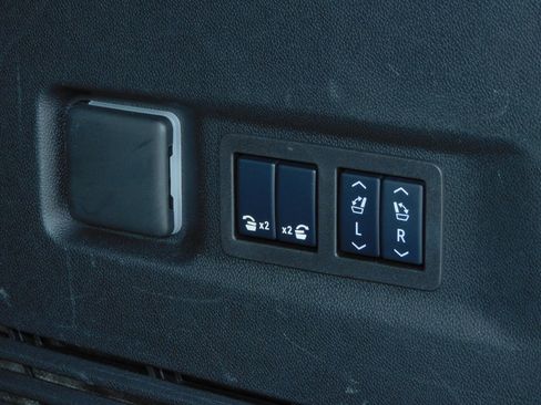 Used 2025 GMC Yukon XL 2WD Denali image 24
