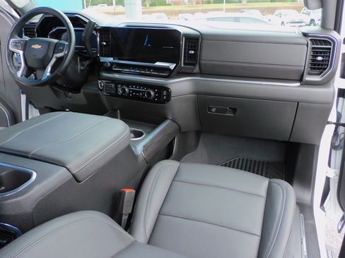 Used 2024 Chevrolet Silverado 2500 LTZ image 5