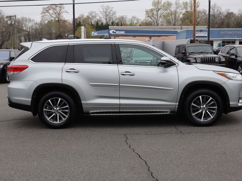Used 2017 Toyota Highlander XLE image 9
