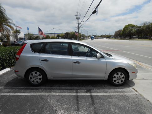 Used 2010 Hyundai Elantra Touring GLS FWD image 7