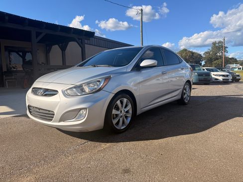 Used 2013 Hyundai Accent GLS image 1