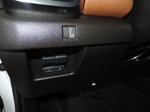 Used 2024 GMC Canyon AT4 image 38