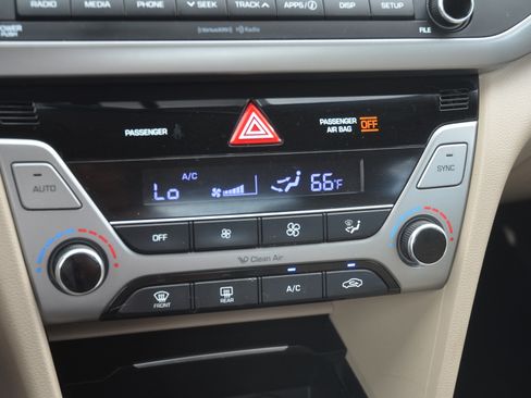 Used 2017 Hyundai Elantra SE image 17