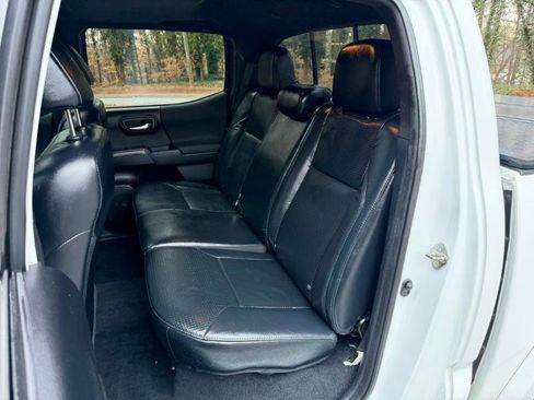 Used 2019 Toyota Tacoma TRD Sport image 8