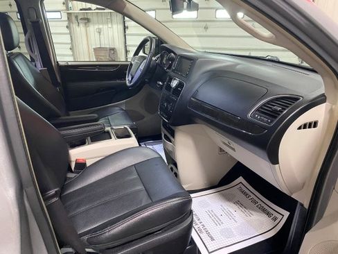 Used 2015 Chrysler Town & Country Touring-L FWD image 25