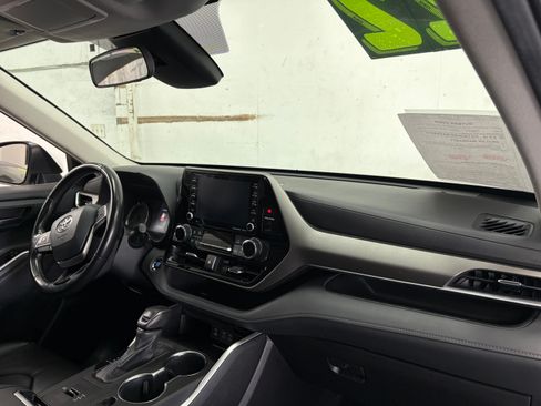 Used 2022 Toyota Highlander FWD LE V6 image 18