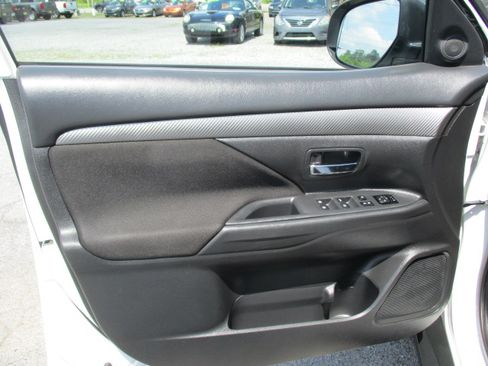 Used 2016 Mitsubishi Outlander 4WD ES image 16