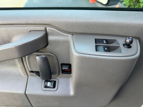 Used 2022 GMC Savana 3500 Extended RWD image 19