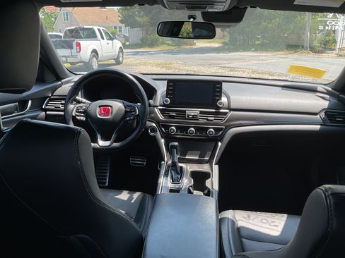 Used 2018 Honda Accord Sport image 11