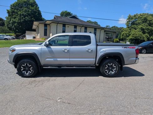 Used 2017 Toyota Tacoma TRD Off-Road image 3