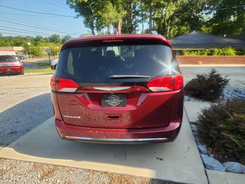 Used 2018 Chrysler Pacifica Touring-L FWD image 7