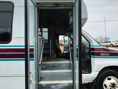 Used 2016 Ford E-350 and Econoline 350 image 17