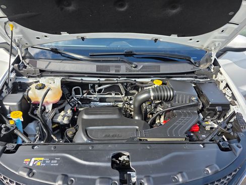 Used 2022 Chrysler Voyager LX image 11