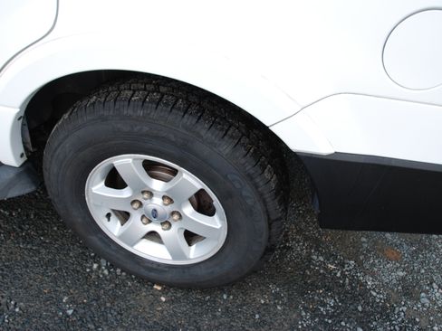 Used 2010 Ford Expedition XLT image 16