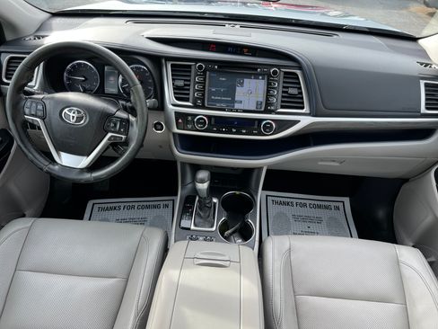 Used 2017 Toyota Highlander Limited image 3