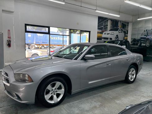 Used 2013 Dodge Charger SXT image 3