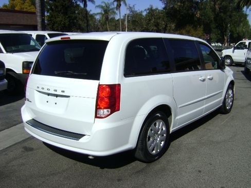 Used 2017 Dodge Grand Caravan SE image 6
