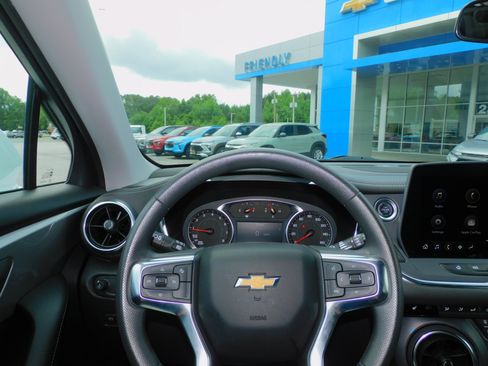 Used 2025 Chevrolet Blazer FWD LT w/ 2LT image 2