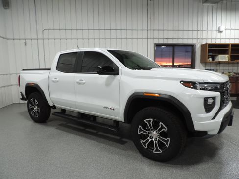 Used 2024 GMC Canyon AT4 image 10