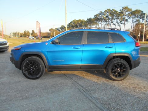 Used 2018 Jeep Cherokee Trailhawk image 4