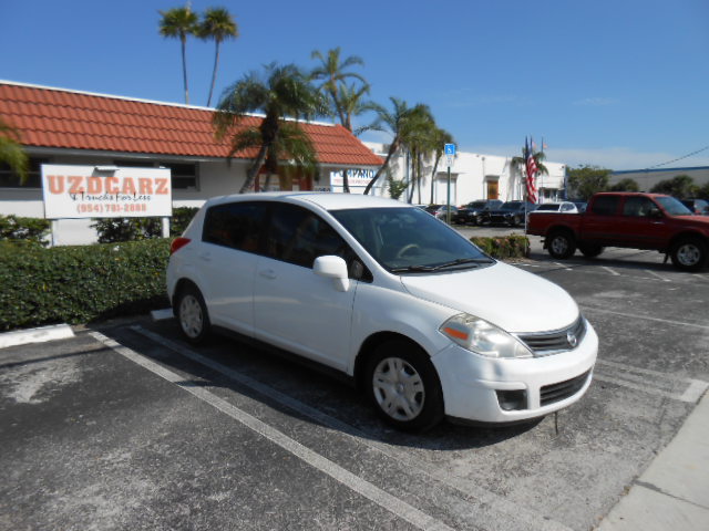 Used 2010 Nissan Versa Hatchback FWD image 8