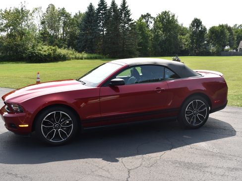 Used 2010 Ford Mustang Convertible RWD image 6