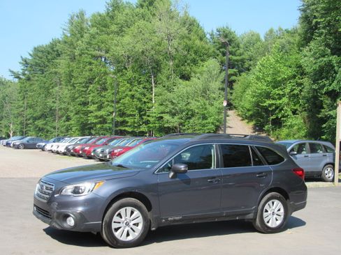 Used 2017 Subaru Outback 2.5i Premium AWD/4WD image 2