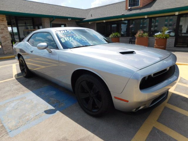 Used 2015 Dodge Challenger SXT RWD image 2