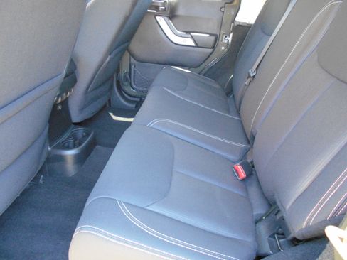 Used 2015 Jeep Wrangler Unlimited Sahara image 8