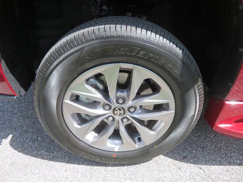 Used 2026 Toyota Sienna LE FWD image 33