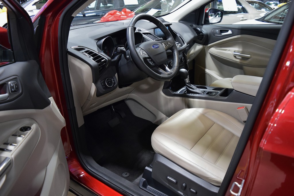 Used 2017 Ford Escape Titanium FWD image 16