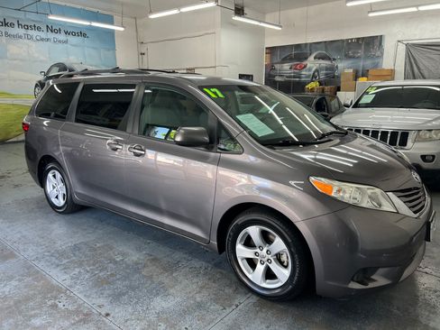 Used 2017 Toyota Sienna LE image 9