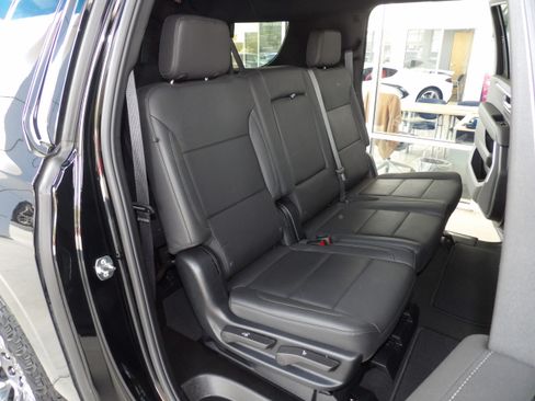 Used 2025 Chevrolet Suburban Z71 image 25