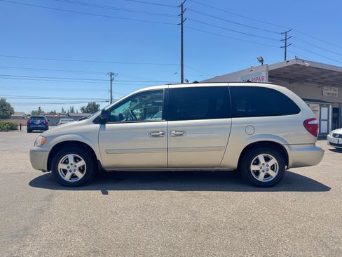 Used 2005 Dodge Grand Caravan SXT FWD image 4