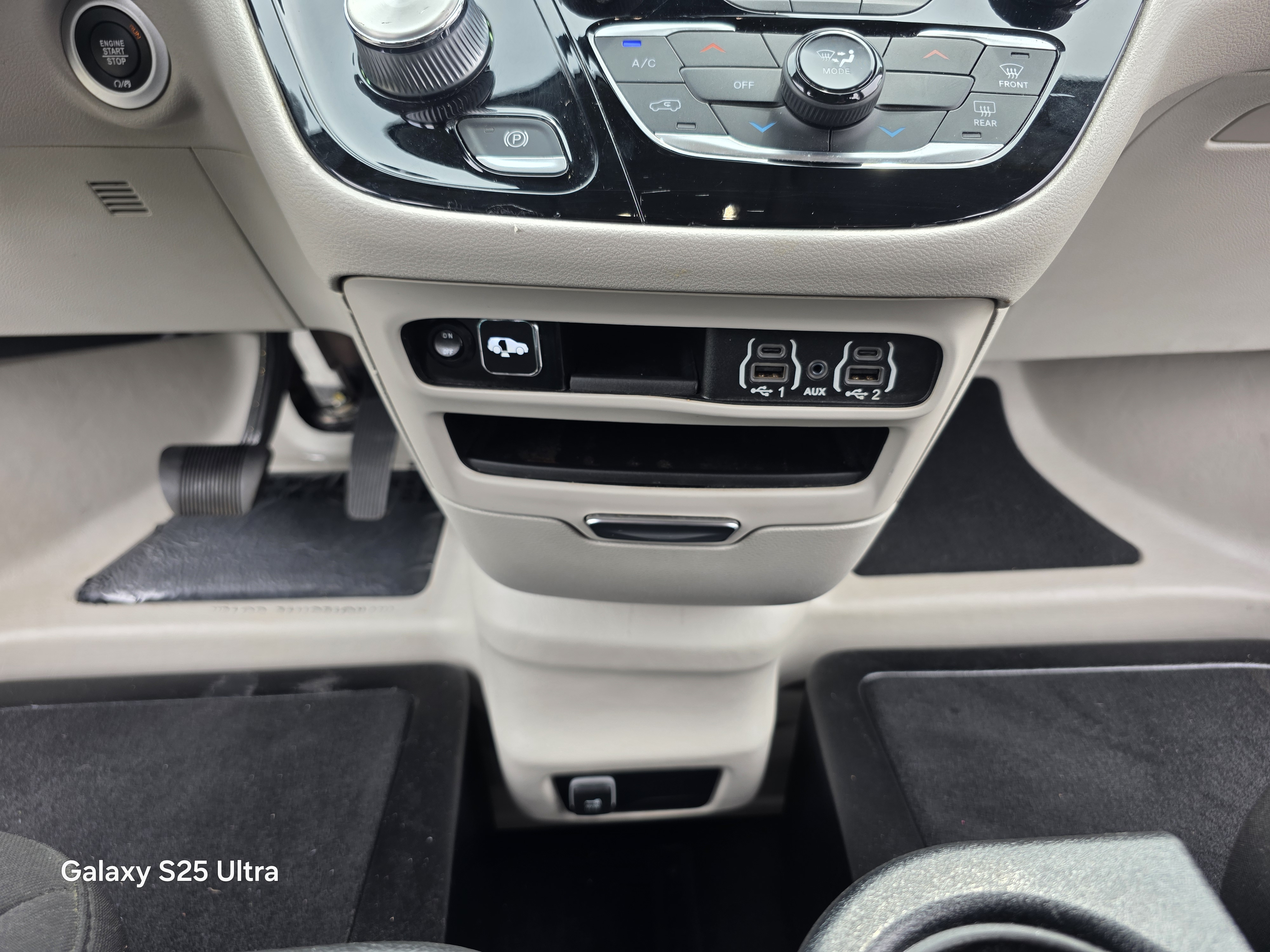 Used 2023 Chrysler Voyager LXi FWD image 26