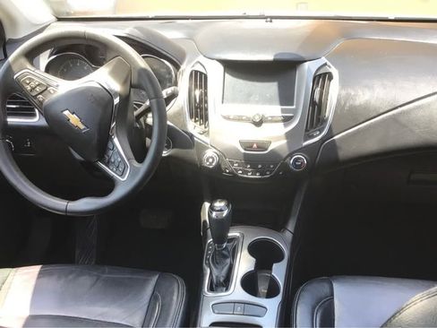 Used 2017 Chevrolet Cruze LT Hatchback FWD image 2